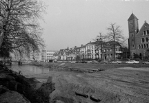 129024 Gezicht op de gedeeltelijk gedempte Stadsbuitengracht te Utrecht, ter hoogte van het Willemsplantsoen, met links ...